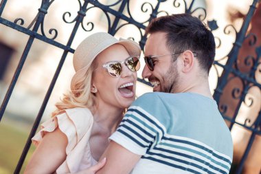 Mutlu sevgi dolu çift. Konuşma ve açık havada eğleniyor neşeli genç çift.