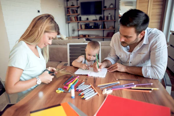 Crayons Dessin Famille Père Mère Regarde Comment Fils Dessine — Photo