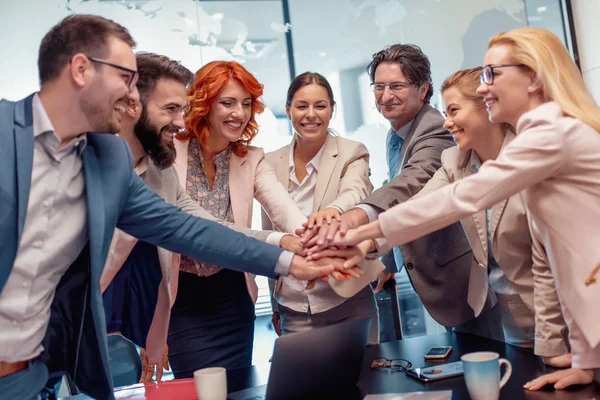 Kendi elleriyle birlik birlikte gösterilen iş takım. Ekip çalışması kavramı.