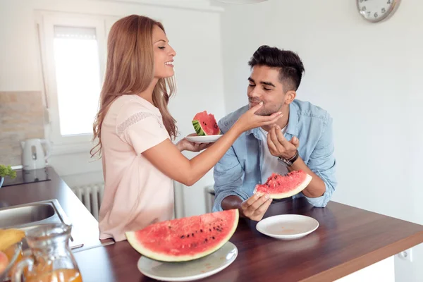 Çift mutfakta sağlıklı gıda hazırlama, bir karpuz yeme.