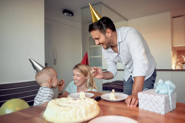 День Рождения Маленький Мальчик Ест Торт Вечеринке — стоковое фото