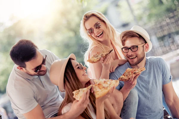 Grupo Amigos Comendo Pizza Livre — Fotografia de Stock