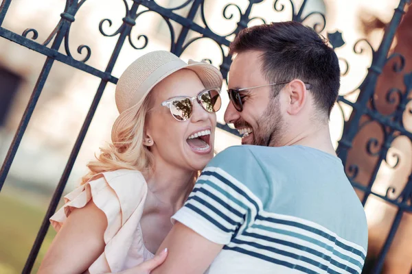 Mutlu sevgi dolu çift. Konuşma ve açık havada eğleniyor neşeli genç çift.