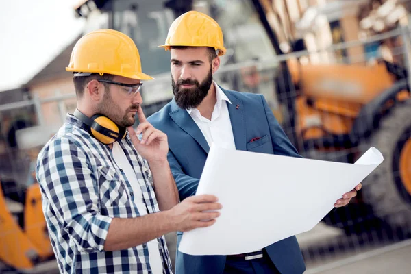 Två Ingenjörer Med Plan Byggarbetsplats — Stockfoto