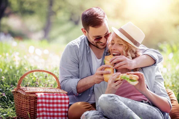 Feliz Joven Pareja Comiendo Sándwiches Aire Libre — Foto de Stock