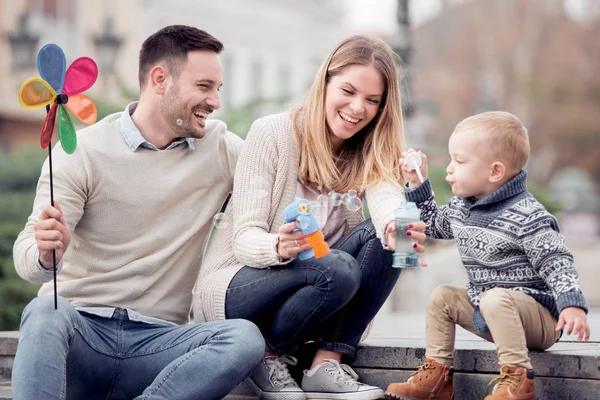 Mutlu genç aile şehirde eğleniyor.