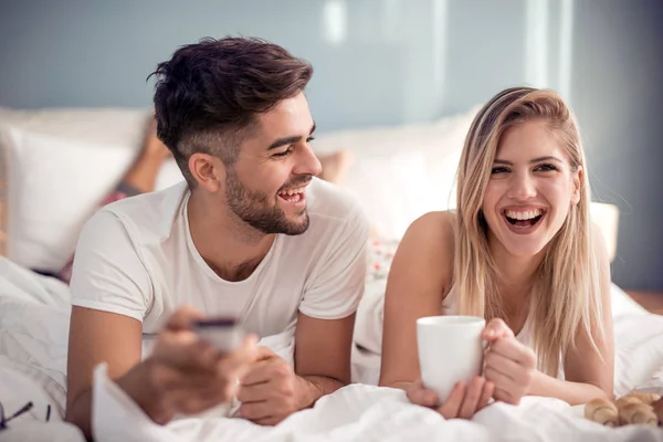 Linda Pareja Desayunando Tomando Café Cama Dormitorio — Foto de Stock