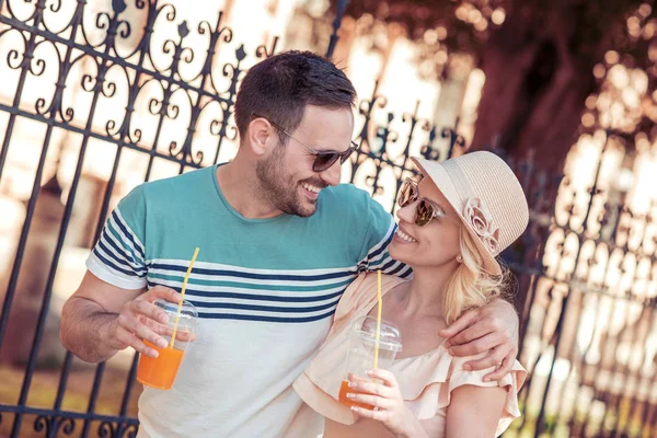 Genç çift sağlıklı suyu plastik bardak içme.