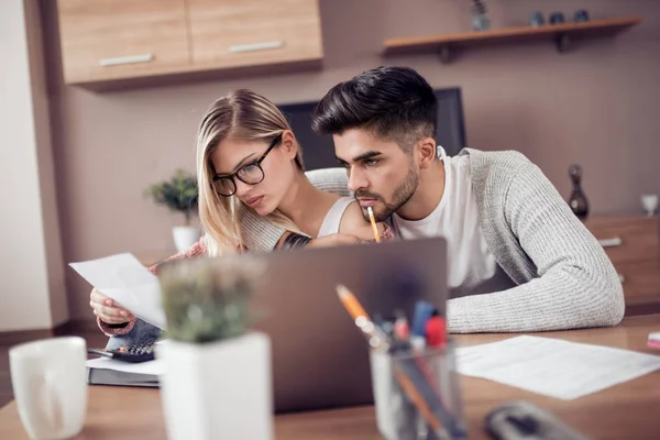 Pareja Pagando Sus Cuentas Con Ordenador Portátil Sala Estar Casa — Foto de Stock