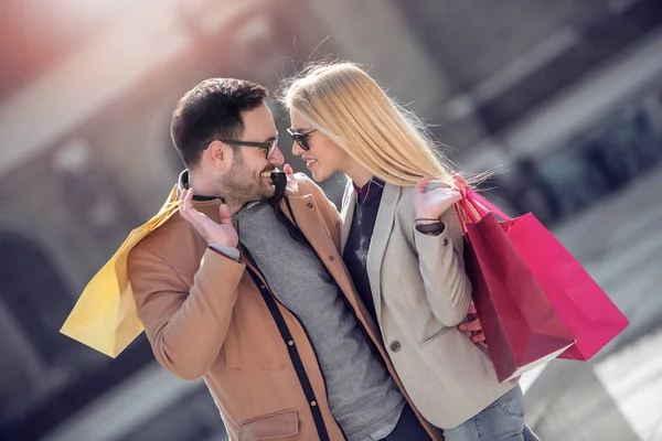 Hermosa Pareja Joven Sosteniendo Bolsas Compras Mientras Camina Por Calle —  Fotos de Stock