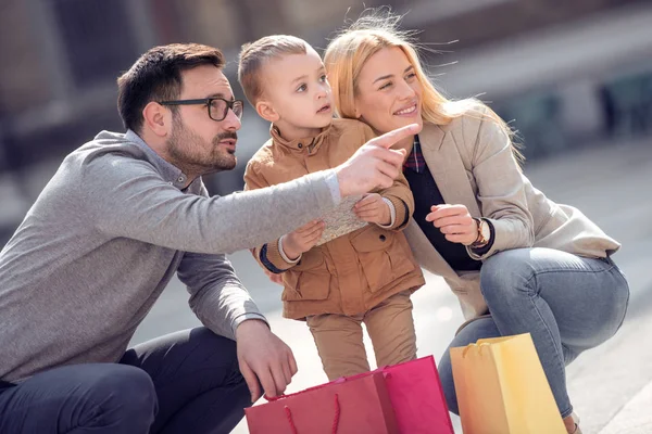 Venta Consumismo Concepto Personas Familia Feliz Con Niño Pequeño Mapa — Foto de Stock