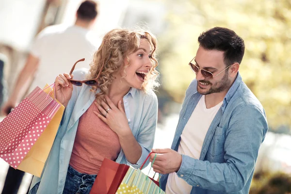 Vrolijke Jonge Paar Samen Winkelen Stad Plezier — Stockfoto