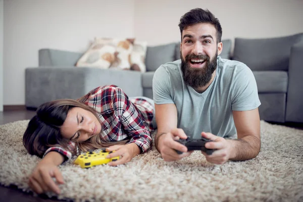 Молодая Пара Играющая Видеоигры Дома — стоковое фото