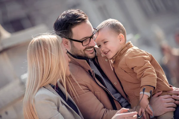 Glad Ung Familj Stad Gata Roligt — Stockfoto