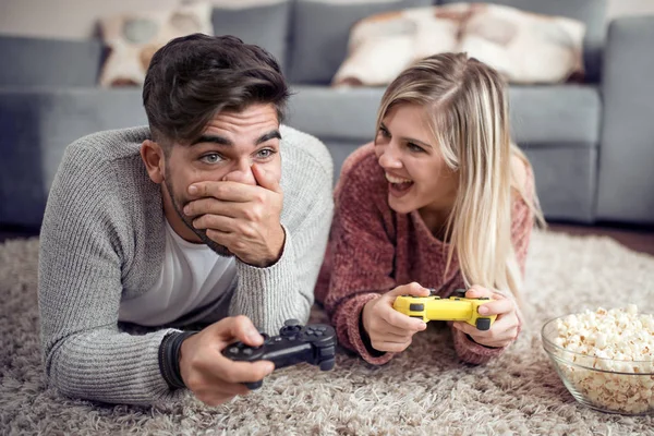 Sorrindo Casal Jogar Jogos Vídeo Sua Sala Estar — Fotografia de Stock