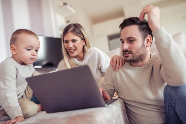 Sorrindo Pais Seu Filho Usando Laptop Casa — Fotografia de Stock