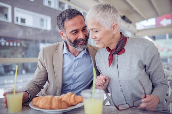 Birlikte zevk kafede kahvaltı mutlu olgun çift.