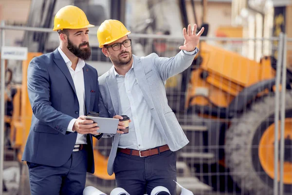 Två Unga Ingenjörer Med Tablett Händer Och Kaffe Att — Stockfoto