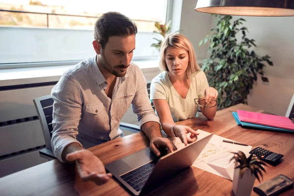  Kadın ve erkek birlikte evrak işi yapıyor..