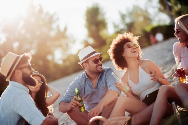 Jóvenes Amigos Disfrutando Una Fiesta Playa Con Música Bebidas — Foto de Stock