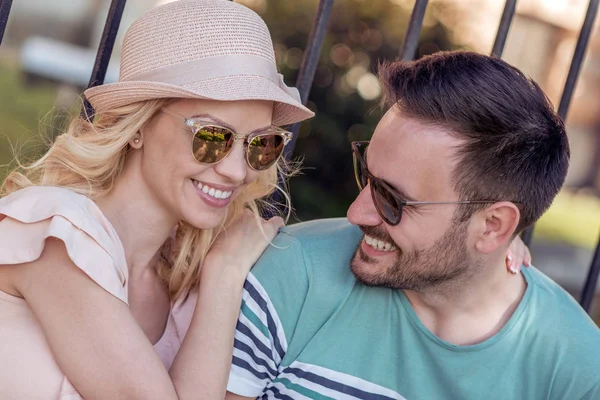 Şehir dışında aşık güzel genç çift.