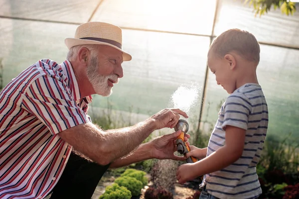 一緒に楽しんで 庭での作業彼は孫と祖父 — ストック写真