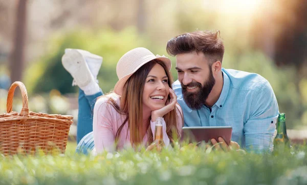 Romantik Tarih Parkta Piknik Üzerinde Aşık Genç Çift — Stok fotoğraf