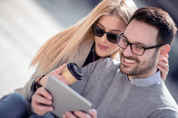 Couple Heureux Amis Embrasser Partager Une Tablette Dans Rue — Photo