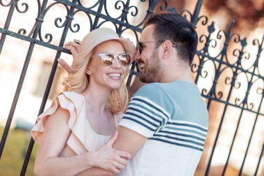 Mutlu sevgi dolu çift. Genç çift konuşmak ve açık havada eğleniyor.