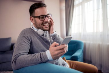 Evde rahatlatıcı, müzik adam. İnsanlar, müzik, ev ve yaşam tarzı kavramı.