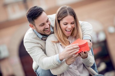 Adam kız arkadaşına Sevgililer günü için bir hediye vermek.