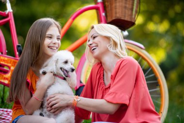 Anne ve kızı parkta eğleniyor. Mutlu aile ve doğa kavramı.