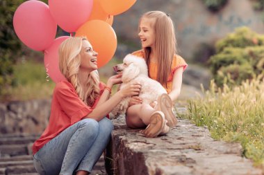Anne ve kızı parkta eğleniyor. Mutlu aile ve doğa kavramı.