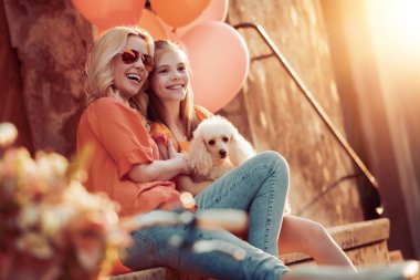 Anne ve kızı parkta eğleniyor. Mutlu aile ve doğa kavramı.