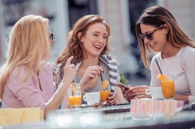 Güzel kızlar kafede kahve içme. Herkesi, dostları, tatil ve seyahat kavramı.