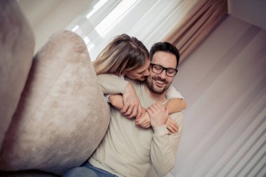 Genç çift evlerinde zevk.