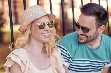 Mutlu sevgi dolu çift. Konuşma ve açık havada eğleniyor neşeli genç çift.