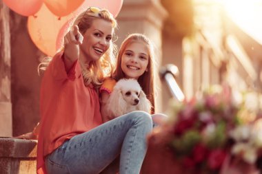 Anne ve kızı parkta eğleniyor. Mutlu aile ve doğa kavramı.