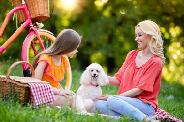Anne ve kızı parkta eğleniyor. Mutlu aile ve doğa kavramı.