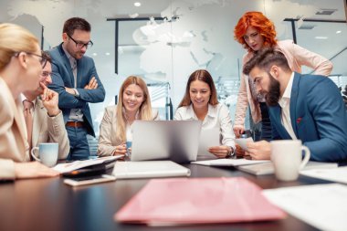 Başlangıç iş takım dizüstü kullanarak toplantı modern ofis,.