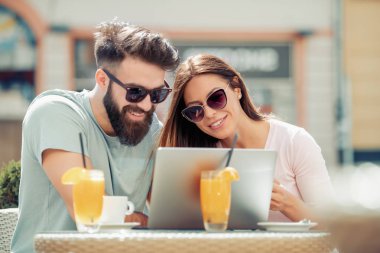 Güzel bir çift kahve içiyor, birlikte eğleniyorlar..