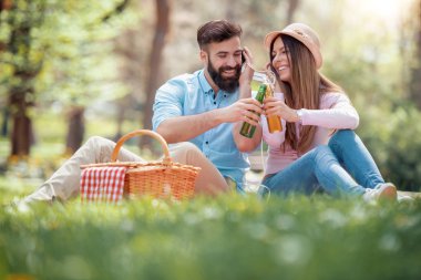 Romantik tarih. Parkta piknik üzerinde aşık genç çift.