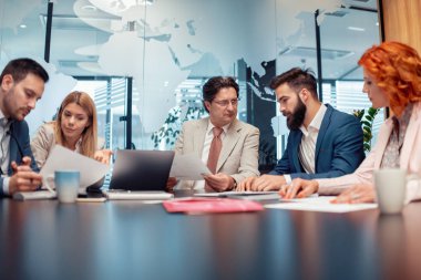 Başlangıç iş takım dizüstü kullanarak toplantı modern ofis,.