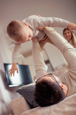 Baba ve oğul evde iyi vakit geçiriyor.