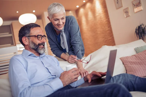 Felices Momentos Juntos Casa Pareja Madura Usando Ordenador Portátil Juntos — Foto de Stock