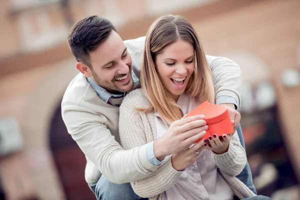 Adam kız arkadaşına Sevgililer günü için bir hediye vermek.