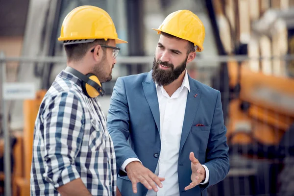 Két Mérnököt Hardhats Építkezésen — Stock Fotó