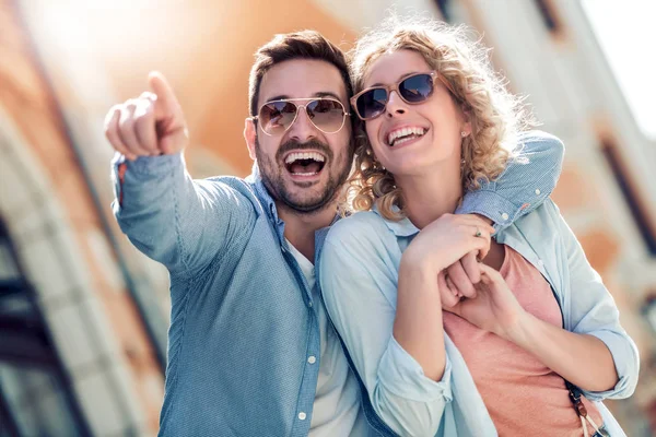 Reizen Liefde Datum Mensen Concept Gelukkige Paar Knuffelen Lachend Straat — Stockfoto