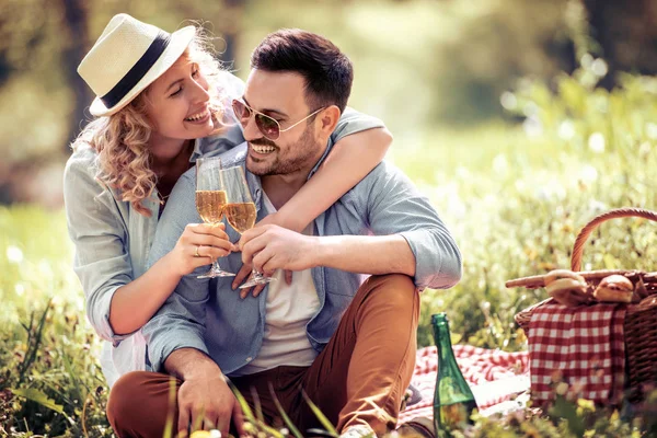 Birlikte Içki Şarap Piknik Üzerinde Oturan Mutlu Çekici Çift — Stok fotoğraf