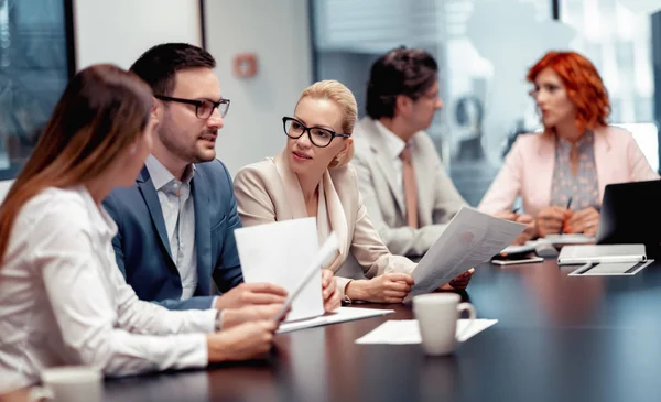 Grup iş adamları. Başarılı iş insanlar takım portresi.